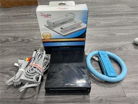 NINTENDO Wii W/ CORDS CONTROLLER & 3RD PARTY CHARGER