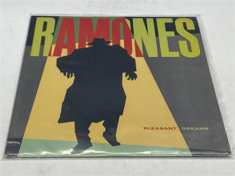 RARE 1981 PRESS RAMONES - PLEASANT DREAMS W/OG INNER SLEEVE - EXCELLENT (E)