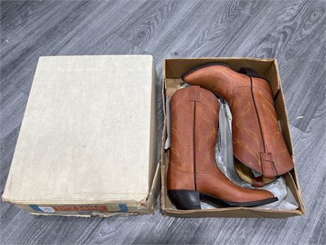 NEW OLD STOCK - TONY LAMA COWBOY BOOTS - SIZE 5 - HARD TO FIND
