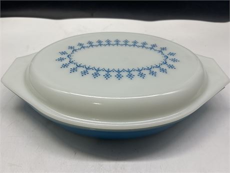 MINT VINTAGE PYREX LIDDED BLUE AND WHITE DISH - 13” LONG