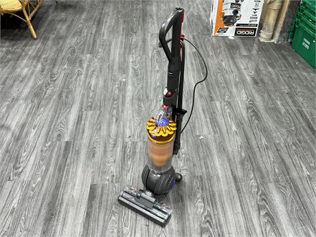 DYSON BAGLESS UPRIGHT VACUUM MODEL DC42 (Great working condition)