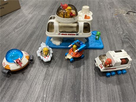 VINTAGE 1984 PLAYWORLD/TOYS SPACE STATION W/EXTRAS
