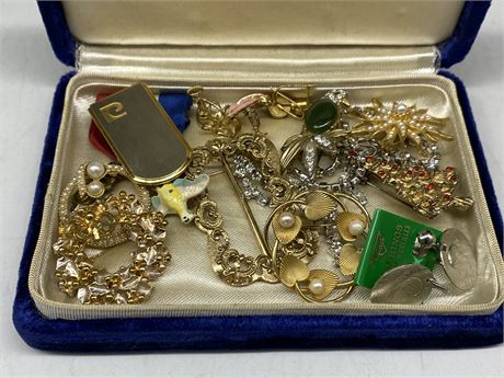 LOT OF VINTAGE JEWELRY - SOME SIGNED