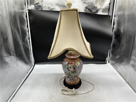 DECORATIVE ASIAN GINGER JAR TABLE LAMP W/SHADE - WORKS (24”)
