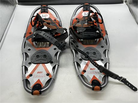 YUKON CHARLIES 821 SNOWSHOES (22”) RIGHT DIVOT ON ONE SHOE NEEDS WORK