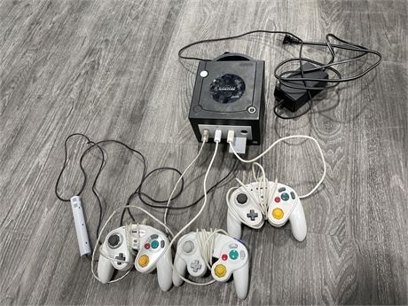 GAMECUBE WITH 3 CONTROLLERS & MICROPHONE COMPLETE (POWERS ON)