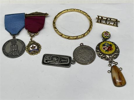 ASSORTED VINTAGE JEWELRY INCL: MEDALS, PENDANTS, BANGLE, ETC