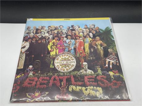 THE BEATLES - SGT. PEPPERS LONELY HEARTS CLUB BAND - (VG++) WITH CUT OUTS