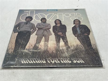 THE DOORS - WAITING FOR THE SUN 2LP - EXCELLENT (E)