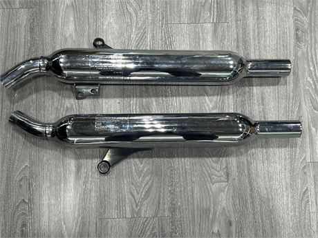 2 TRIUMPH MOTORCYCLE EXHAUSTS (LEFT/RIGHT)