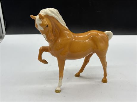 LARGE BESWICK HORSE (8” wide, 8” tall)