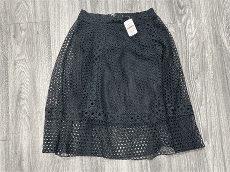 RETAIL $69 (NEW) LE CHÂTEAU WOMENS SKIRT - SIZE 2 -