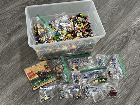 LARGE LOT OF LEGO MINIFIGURES