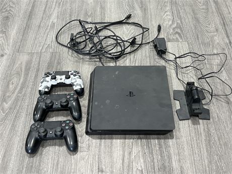 PS4 W/CONTROLLERS & CONTROLLER STAND CHARGER - ALL WORKS