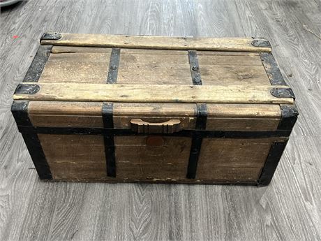 VINTAGE CHEST / AMMO BOX (28” wide)