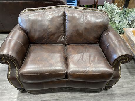 HIGH QUALITY BROWN LEATHER CUSHIONED LOVE SEAT (39”x64”x38”)
