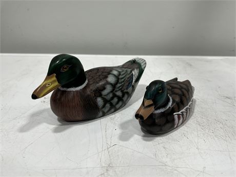 2 WOODEN DUCK DECORATIONS (Largest is 8”)