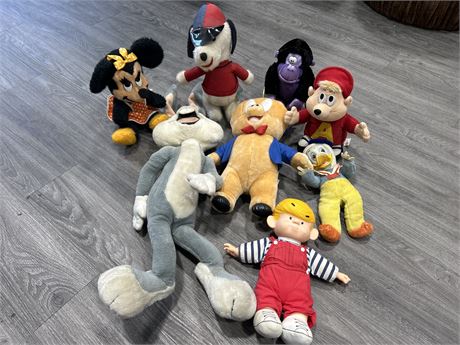 LOT OF VINTAGE CARTOON CHARACTER STUFFIES