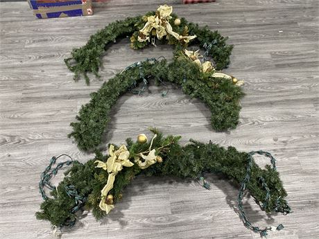 3 LARGE WREATH STYLE LIGHTUP XMAS DECORATIONS (4.5’ wide)