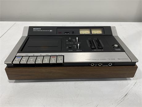SONY STEREO CASSETTE CORDER TC-135SD - TURNS ON / LIGHTS UP