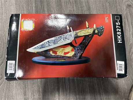 COLLECTIBLE KNIFE W/DISPLY STAND IN BOX