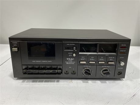 TEAC A-106 STEREO CASSETTE DECK - TURNS ON / LIGHTS UP