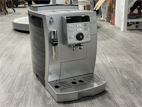 DELONGHI MAGNIFICA S-AUTOMATIC COFFEE MAKER (NEEDS CLEANING)