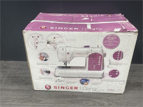 SINGER CURVY IN BOX WITH MANUAL
