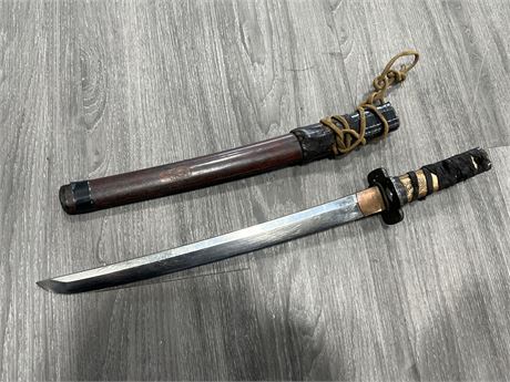 VINTAGE JAPANESE WAKAZISHI SWORD W/SHEATH (22” long)