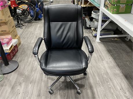 LIKE NEW CHROME / LEATHER ADJUSTABLE OFFICE CHAIR (TOP OF BACKSEAT IS 44” EXT.)