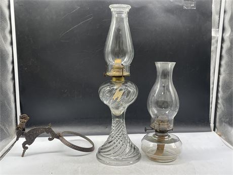 VINTAGE 20” SWIRL KEROSENE LAMP + CAST IRON HOLDER W/ KEROSENE LAMP