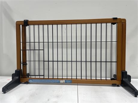 ADJUSTABLE GATE WITH PET ACCESS 68”x34”