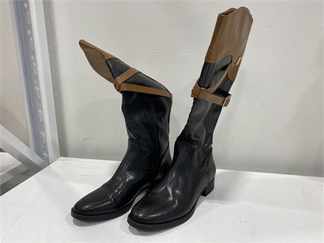 (NEW) TOMMY HILFIGER BOOTS SIZE 8 MED