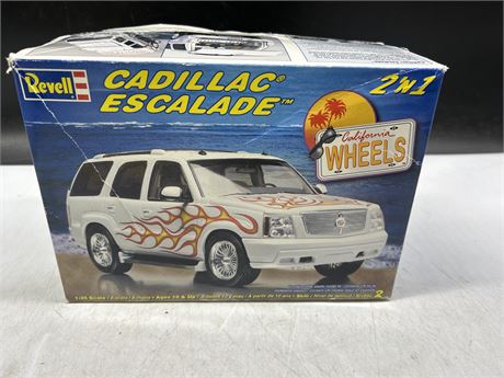 REVELL CADILLAC ESCALADE 2 IN 1 MODEL KIT NEW/OPEN BOX