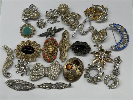 25 VINTAGE BROOCHES - MANY SIGNED