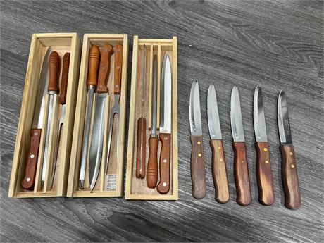 3 KNIFE CARVING SETS & 5 KEG STEAK KNIVES