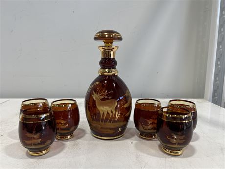 VINTAGE OUTDOORS THEMED DECANTER SET W/ GOLD TRIM 10” TALL
