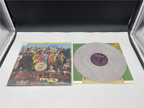 THE BEALTES - SGT. PEPPERS - COLOURED VINYL - NEAR MINT (NM)
