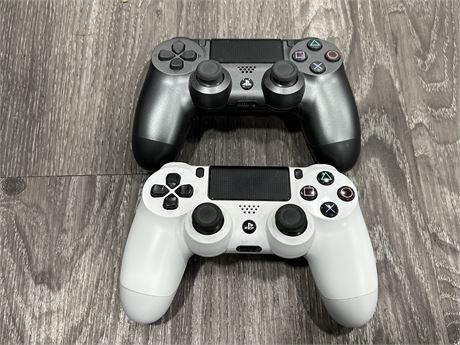 2 WIRELESS PS4 CONTROLLERS - WORKING