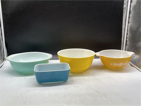 4 PIECES OF VINTAGE PYREX DISHES