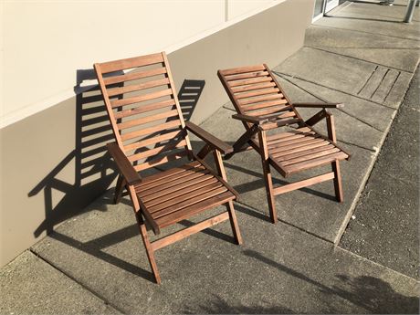 2 MULTI-POSITIONAL FOLDING WOOD PATIO ARM CHAIRS