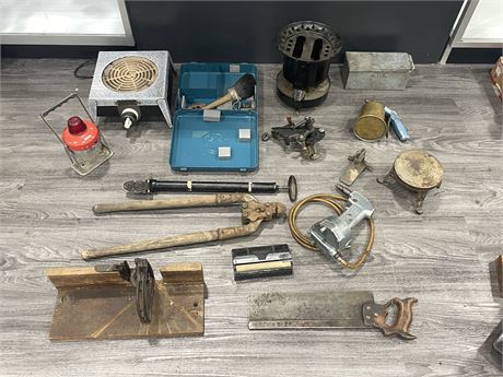 LARGE VINTAGE LOT OF VINTAGE TOOLS / OUTDOORS ITEMS & MORE