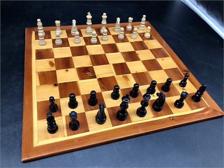 CHESS SET WOOD BOARD PLASTIC PIECES