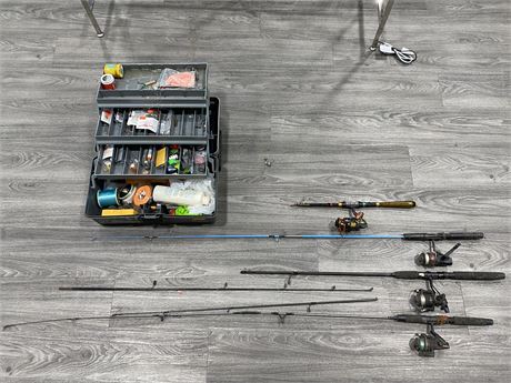 4 FISHING RODS + TACKLE BOX W/CONTENTS