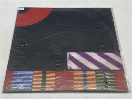 PINK FLOYD - THE FINAL CUT - VG+ (slightly scratched)