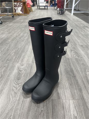 NEW HUNTER RUBBER BOOTS - SIZE 8