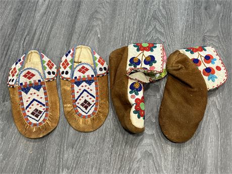 2 PAIRS OF BEADED LEATHER SHOES / MOCCASINS