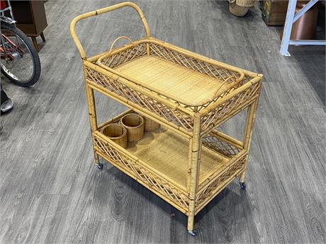 VINTAGE BAMBOO & RATTAN BAR CART W/REMOVABLE TRAY (27”X29”X18”)