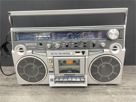 VINTAGE 1980’S TOSHIBA RT-200S STEREO RADIO CASSETTE BOOM BOX WITH GREAT SOUND