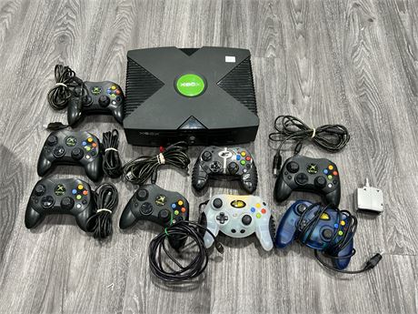 ORIGINAL XBOX - POWERS ON, WONT READ SOME DISKS & 8 CONTROLLERS